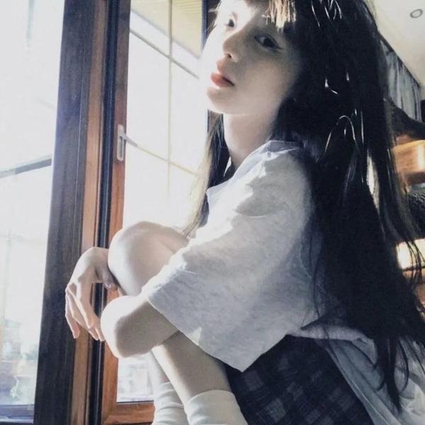 她在这里